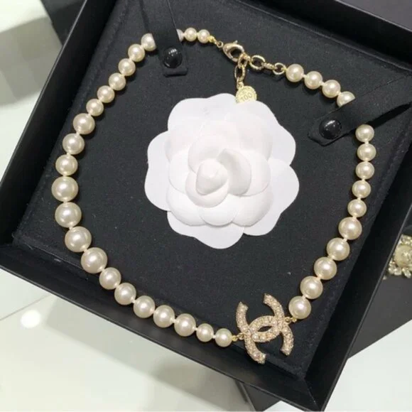 CHANEL Pearly Necklace with Crystal CC Logo & Camellia - Picture 6 of 6